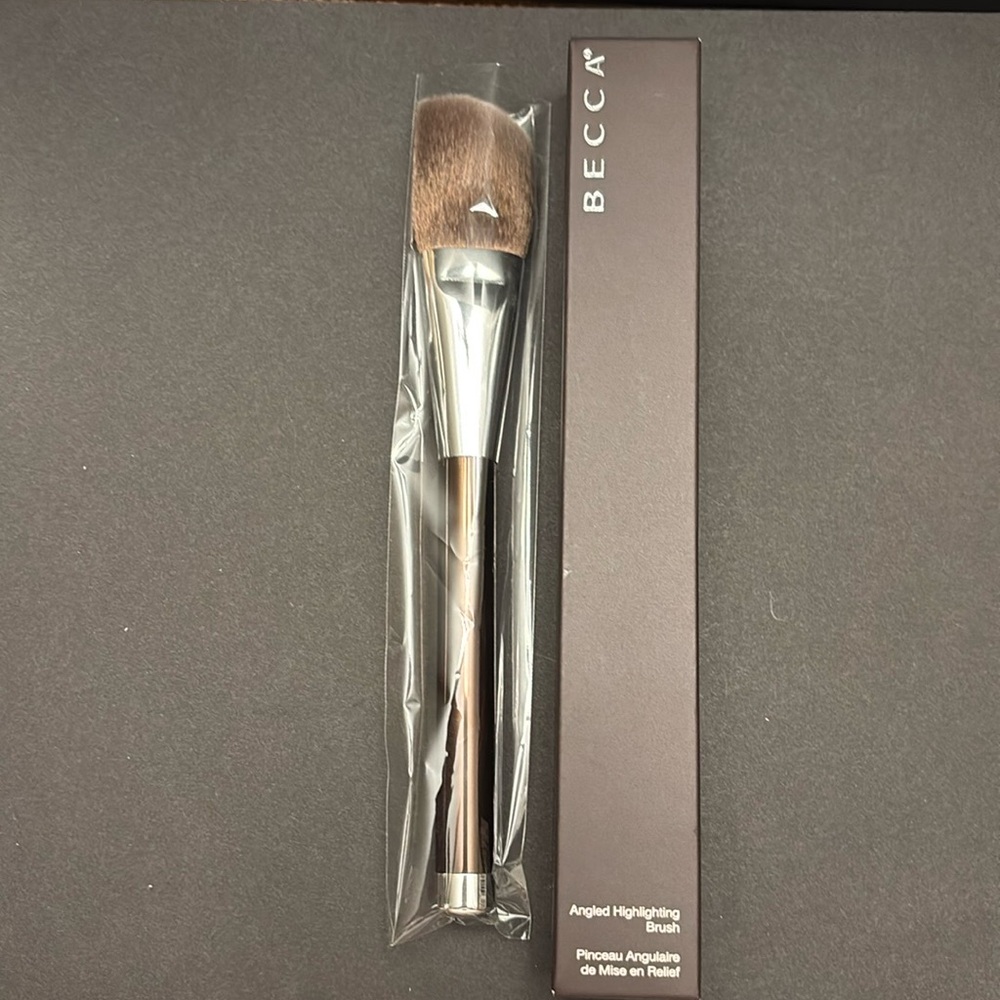 Becca Highlighter Brush-NIB